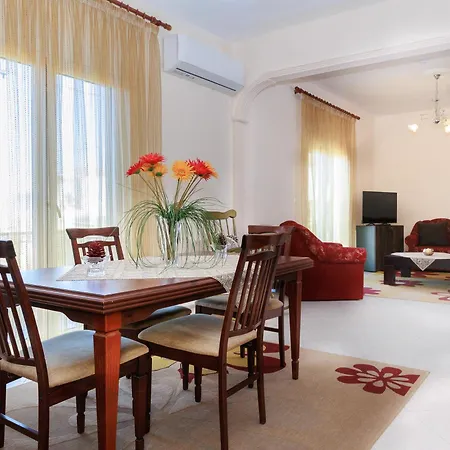 Philoxenia House דירה