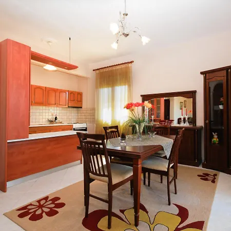דירה Philoxenia House